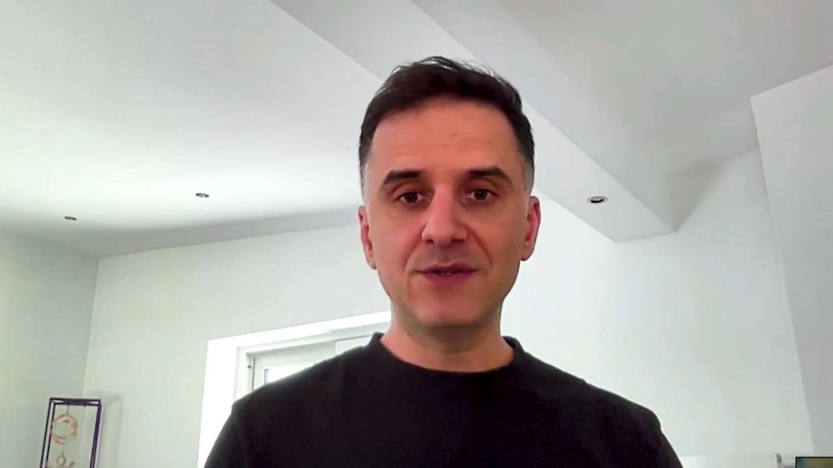 Herzinfarkt? Comedian Özcan Cosar hat Todesangst und ruft den Notarzt